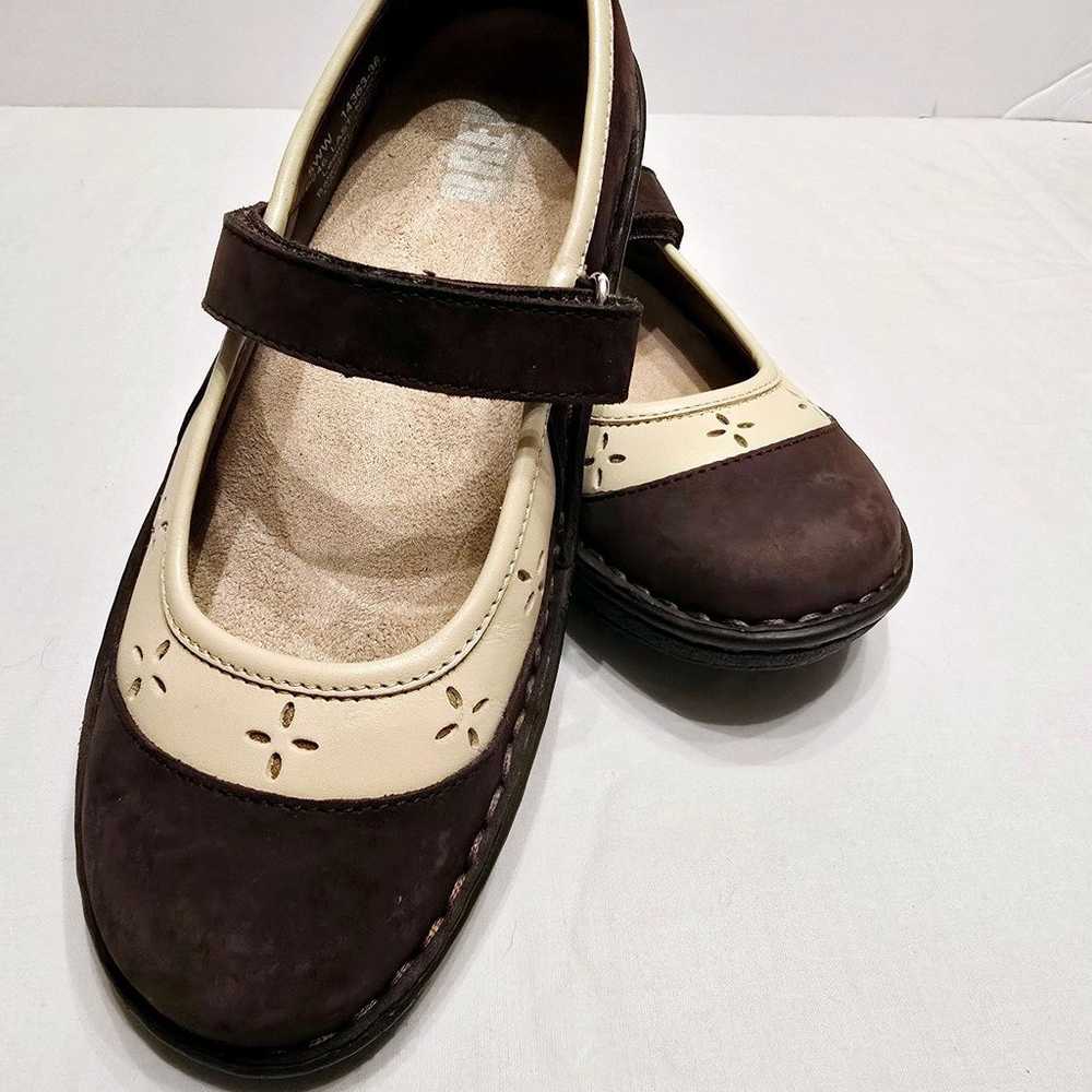 Drew Shoes Mary Jane Flats Size 5WW Brown/Cream T… - image 1