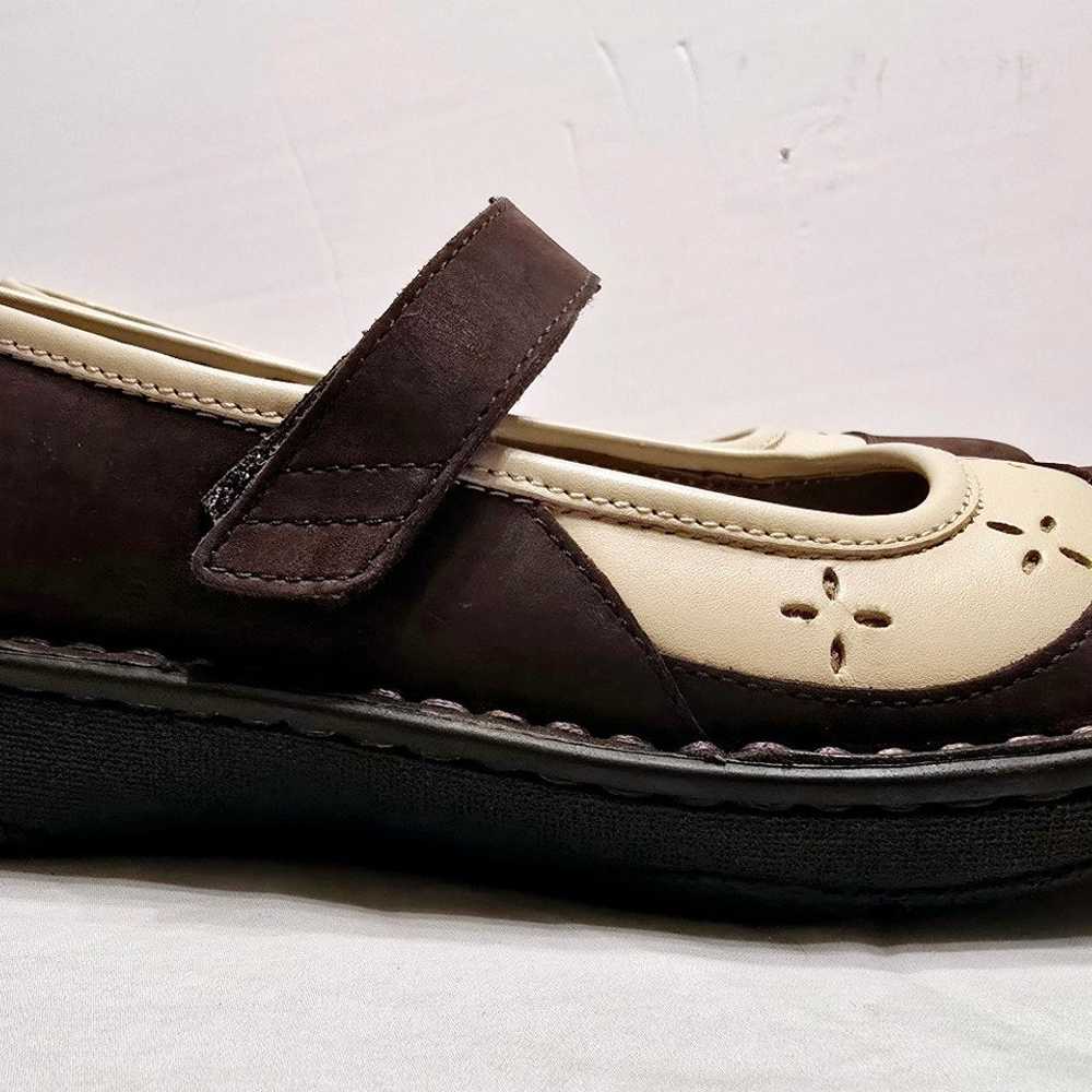 Drew Shoes Mary Jane Flats Size 5WW Brown/Cream T… - image 3