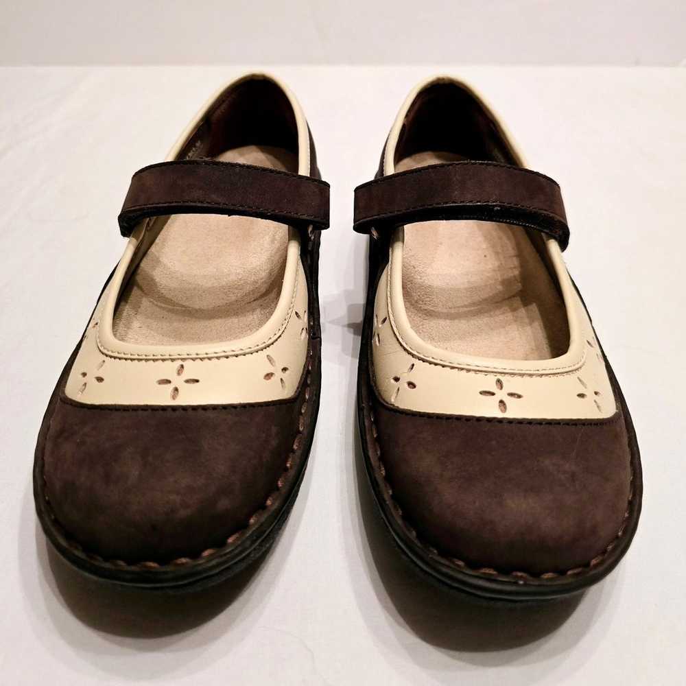 Drew Shoes Mary Jane Flats Size 5WW Brown/Cream T… - image 4