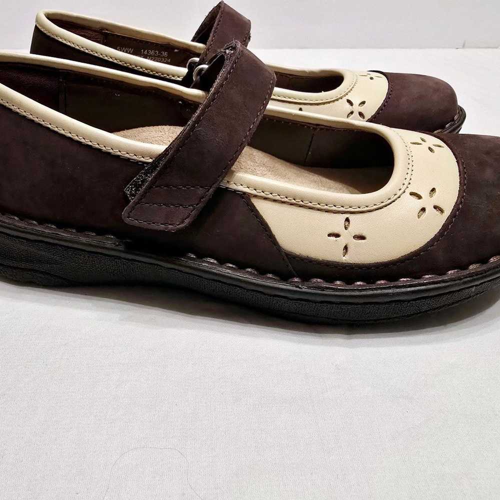 Drew Shoes Mary Jane Flats Size 5WW Brown/Cream T… - image 5