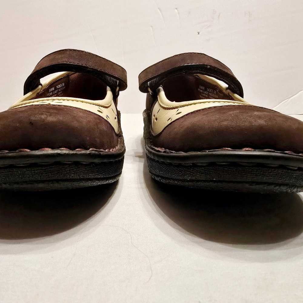 Drew Shoes Mary Jane Flats Size 5WW Brown/Cream T… - image 6