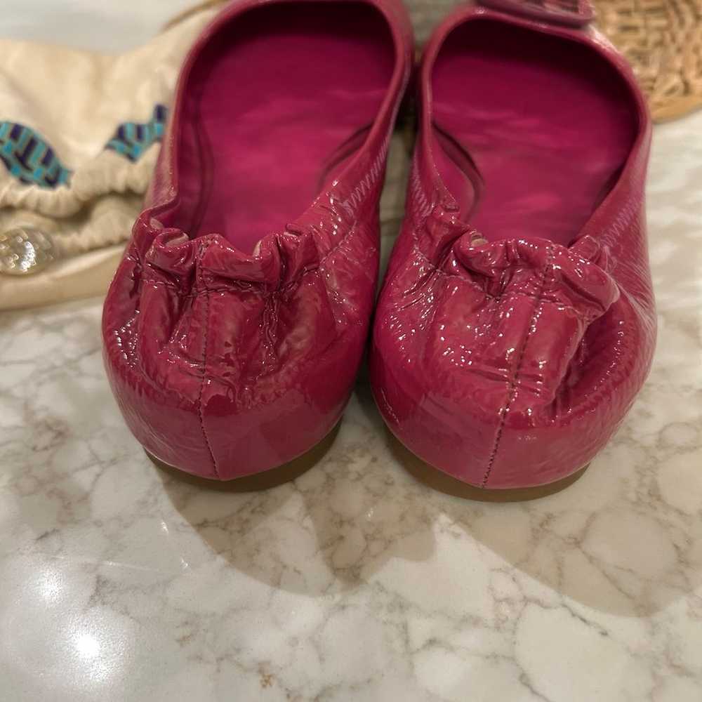 Tory Burch hot pink patent leather ballet flats 8… - image 3