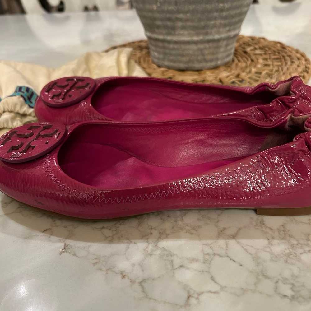 Tory Burch hot pink patent leather ballet flats 8… - image 4