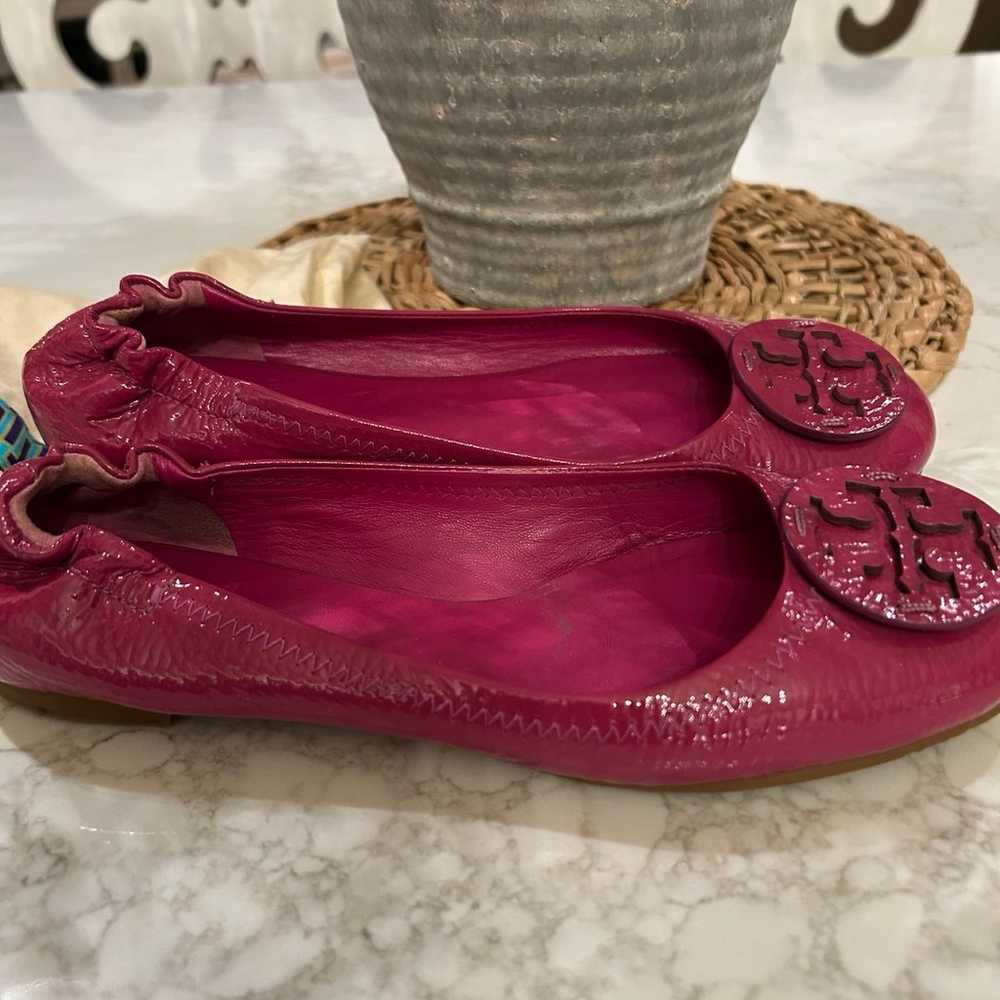 Tory Burch hot pink patent leather ballet flats 8… - image 5