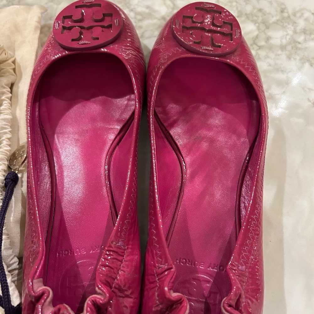 Tory Burch hot pink patent leather ballet flats 8… - image 7