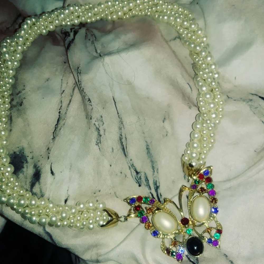 VINTAGE 5 STRAND FAUX PEARL BUTTERFLY NE - image 2