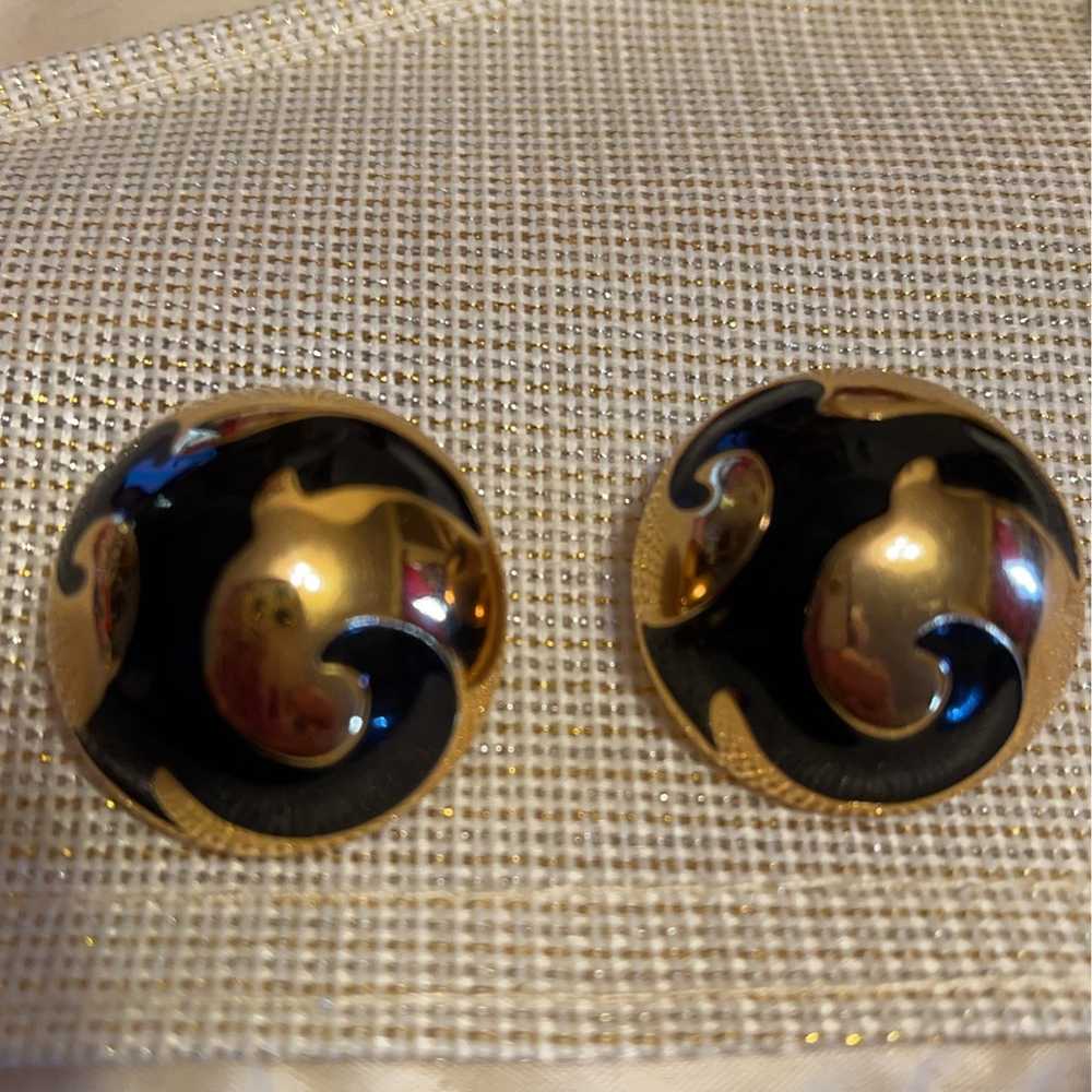 AVON SWIRL OF BLACK & GOLD COLOR CLIP EARRINGS **… - image 1