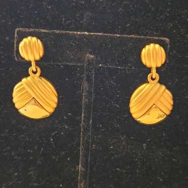 Vintage Monet signed gold tone Textured dangle stu