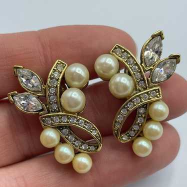 Vintage Gold Tone Faux Pearl & Rhinestone Earring… - image 1