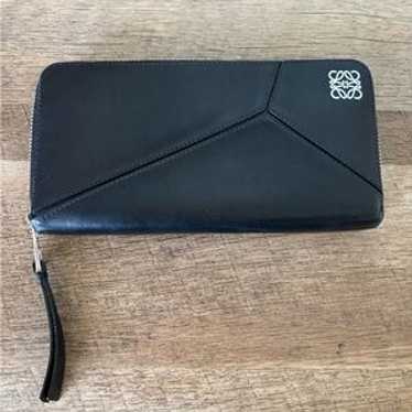 小物 Loewe Embossed Round Zip Wallet in Black Loewe Black Monogram Embossed Leather Zip Around Wallet
