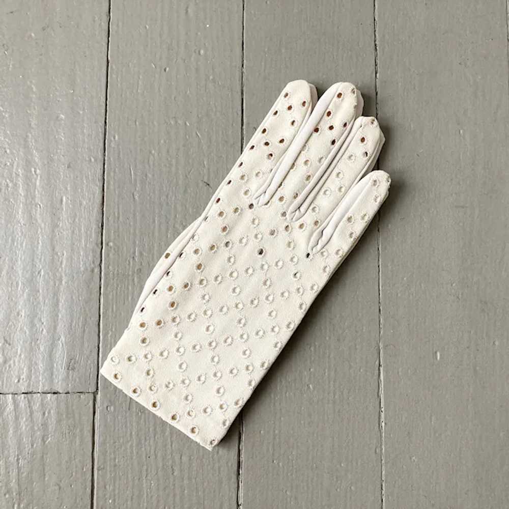 1960s Vintage Creamy White Summer Eyelet Gloves b… - image 11