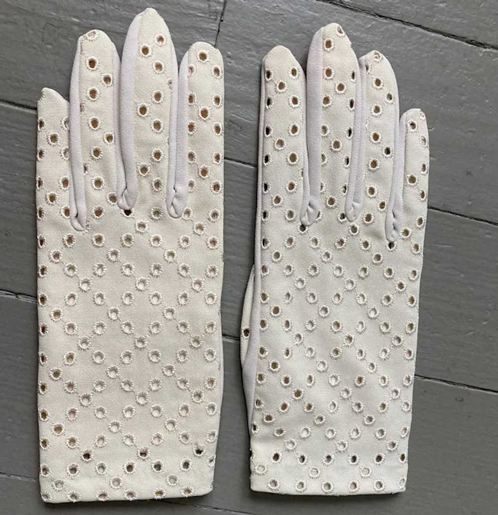 1960s Vintage Creamy White Summer Eyelet Gloves b… - image 2