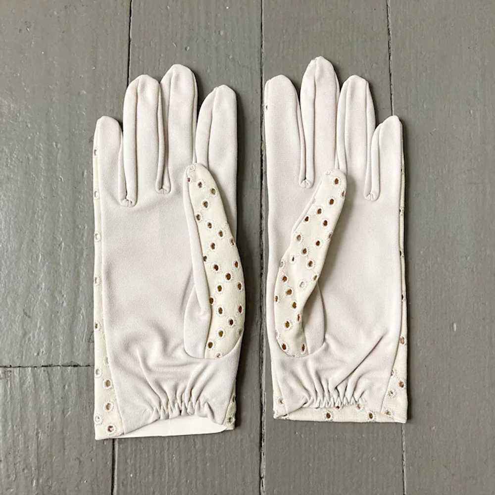 1960s Vintage Creamy White Summer Eyelet Gloves b… - image 3