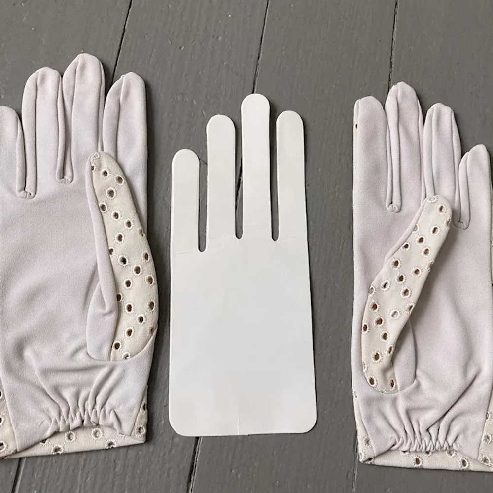 1960s Vintage Creamy White Summer Eyelet Gloves b… - image 5