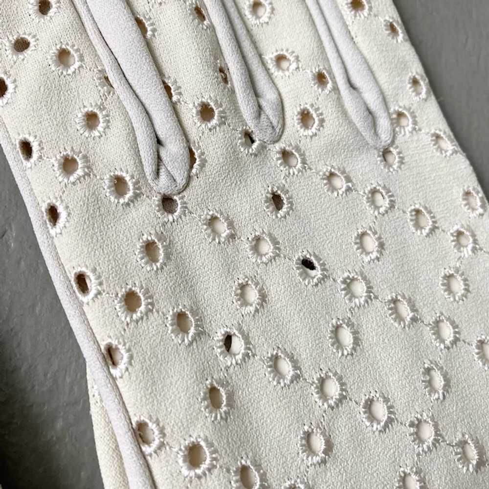 1960s Vintage Creamy White Summer Eyelet Gloves b… - image 8