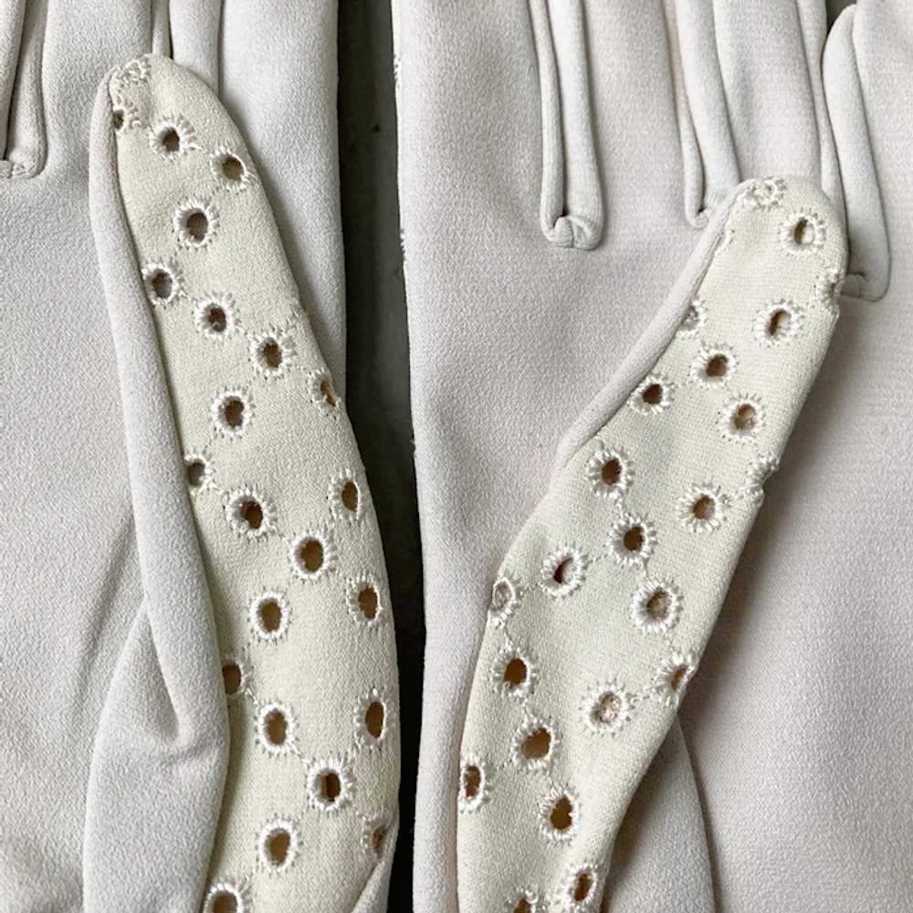 1960s Vintage Creamy White Summer Eyelet Gloves b… - image 9