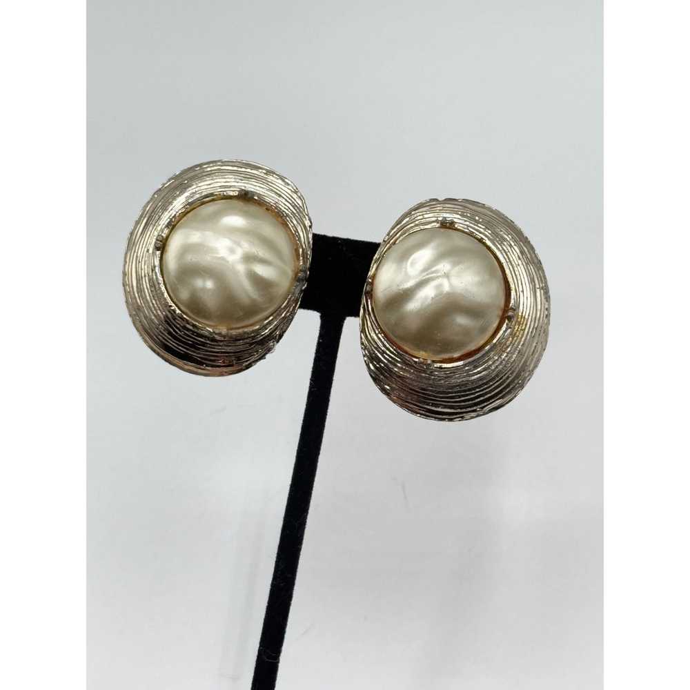 Vintage Vintage faux pearl clip on earrings - image 3