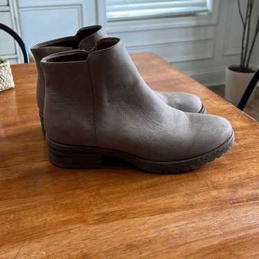 B.O.C. Size 8 beige booties boots