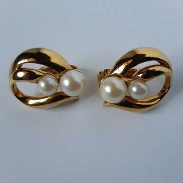 Vintage Avon Gold Tone Clip Earrings