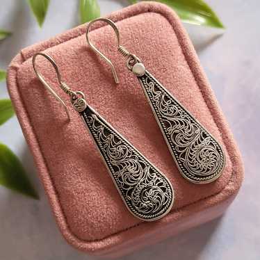 Vintage Sterling Silver Teardrop Filigree Dangle E