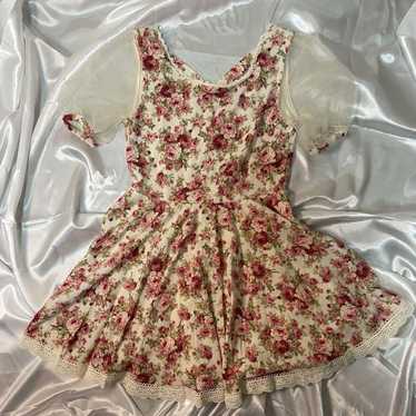 Floral short-sleeve dress with lace.