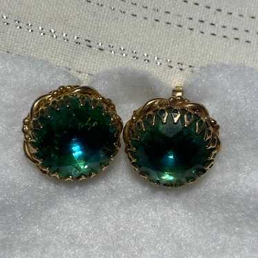 Earrings vintage emerald green glass stone gold to