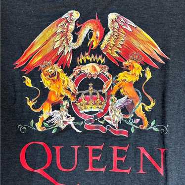 Queen small black graphic preowned T-shirt