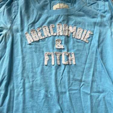 Abercrombie and Fitch T-shirt baby blue size L lar