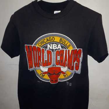 VINTAGE 90'S Chicago Bulls T-Shirt Adult (S)