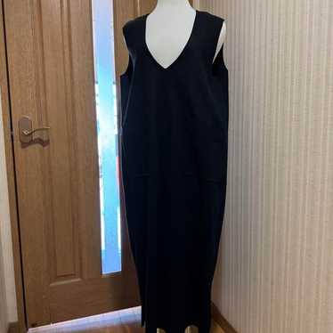 Black sleeveless long dress