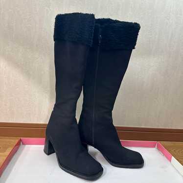 Boa boots, long boots, black boots, heels.