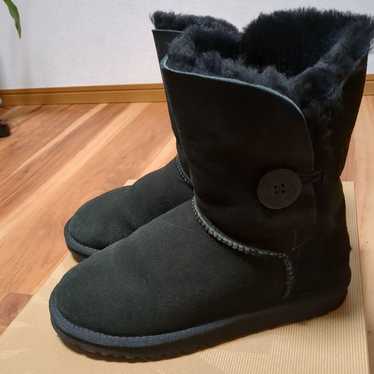 UGG Bailey Button Black