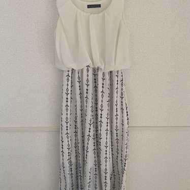 White Sleeveless Long Dress