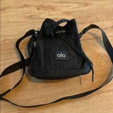 ALO Yoga クロスボディバケットバッグ　ブラック Cross Body Bucket Bag - Black | Alo Yoga