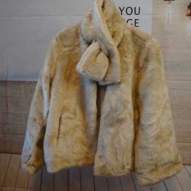 Women's faux fur coat with scarf