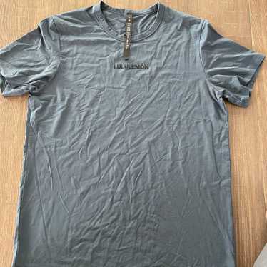 MENS LULULEMON TRAINING SHIRT SIZE MEDIUM