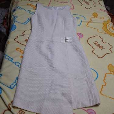 White sleeveless dress with lurex.