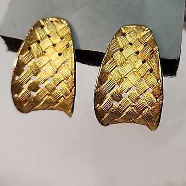 Vtg Large Gold Tone Basket Weave Style Clip On Ear