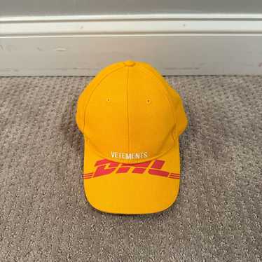 【VETEMENTS】HELLO ロゴ キャップ 関/送込 VETEMENTS】HELLO ロゴ キャップ 関/送込 (VETEMENTS/キャップ