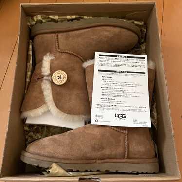 UGG Bailey Button