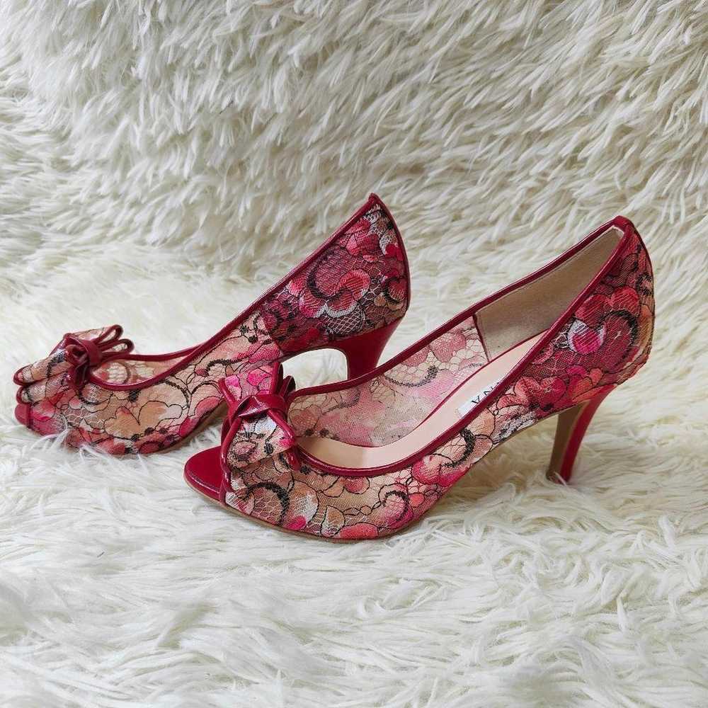 Excellent condition DIANA pumps with flower and l… - image 4