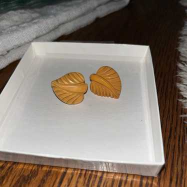 Vintage Carved Butterscotch Bakelite Earrings - image 1