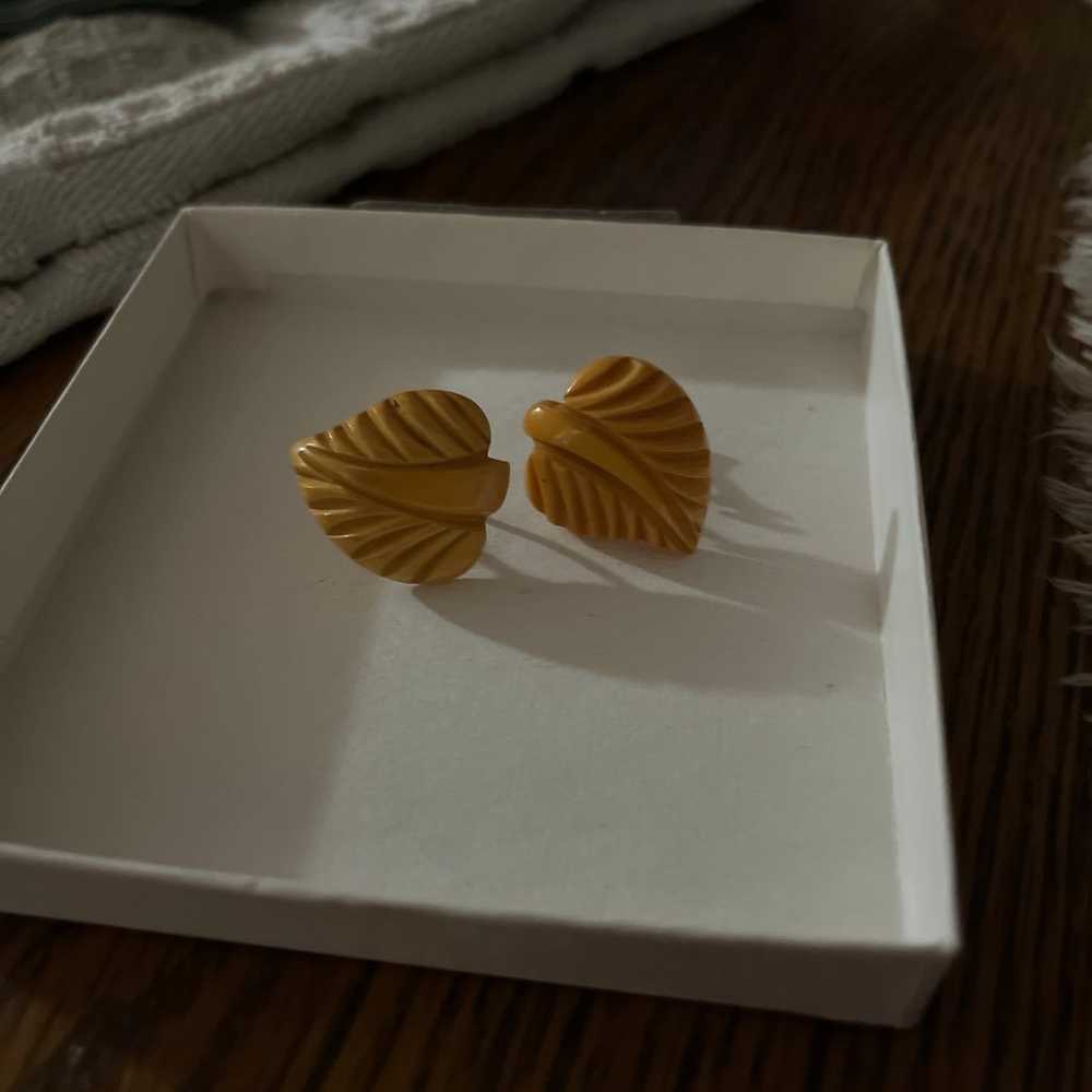 Vintage Carved Butterscotch Bakelite Earrings - image 2
