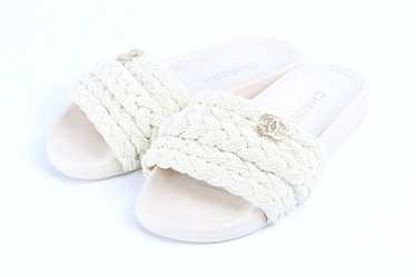 軽やか。洗練されたステップ♪【CHANEL】Patent Calfskin Mules Chanel Mules Dark Beige & Black Patent Calfskin