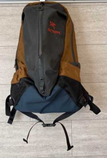 ARC'TERYX x BEAMS Arro 22 Rebird TM Backpack Europa/Orangeアークテリクス x ビームス アロー 22 リバード TM バックパック ARC'TERYX × BEAMS / 別注 ARRO 22 ReBIRD（TM）Backpack