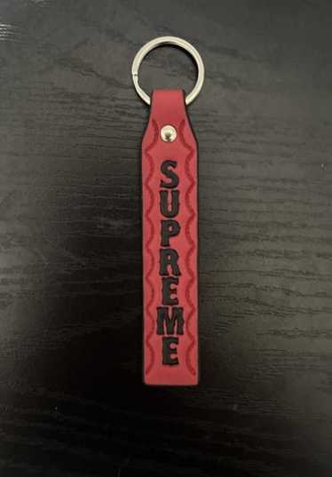Supreme メタルキーホルダー レッド/ホワイト Supreme Metal keychain キーホルダー 赤色 - メルカリ