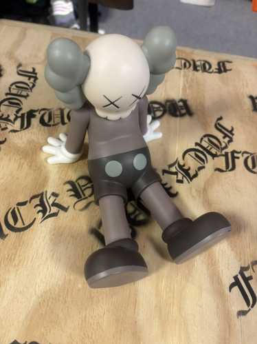その他 kaws holiday uk figure brown grey black Holiday United Kingdom 2021 brown vinyl sculpture by Kaws