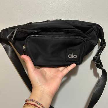 alo yoga【アロー】エクスプローラーファニーパック Explorer Fanny Pack - Espresso | Alo Yoga