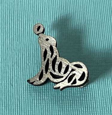 Vintage seal with ball - Gem Vintage seal with ball - Gem
