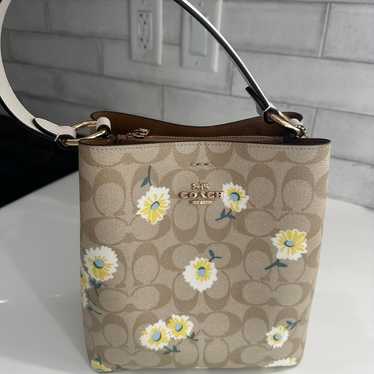 ショルダーバッグ・ポシェット Small Town Bucket Bag In Signature Canvas With Daisy Print s-l400.jpg